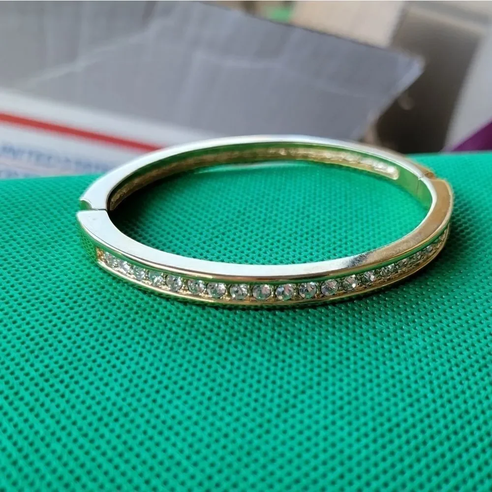 Roman vintage goldtone beautiful gold tone bracelet.